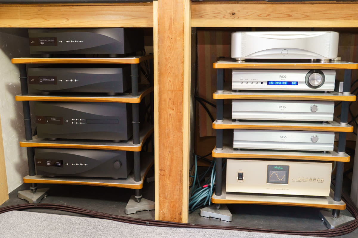 特にプリアンプ～パワーアンプ～スピーカーシステムの間はAudioQuestのケーブルだ