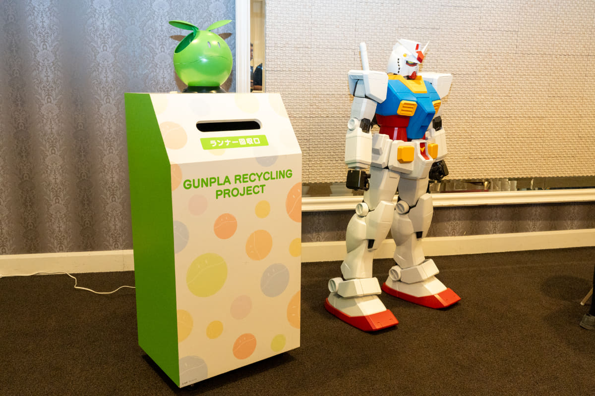 左側が回収ボックス。ハロが載っているタイプはハロが喋る