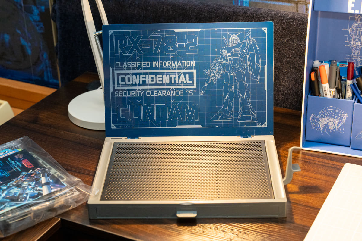 このボックスの上で作業するとカスが全て箱の中に落ちるので散らからないとか