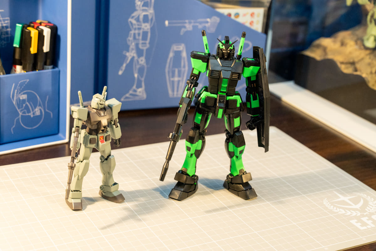 右側がMGエコプラを組み上げたもの