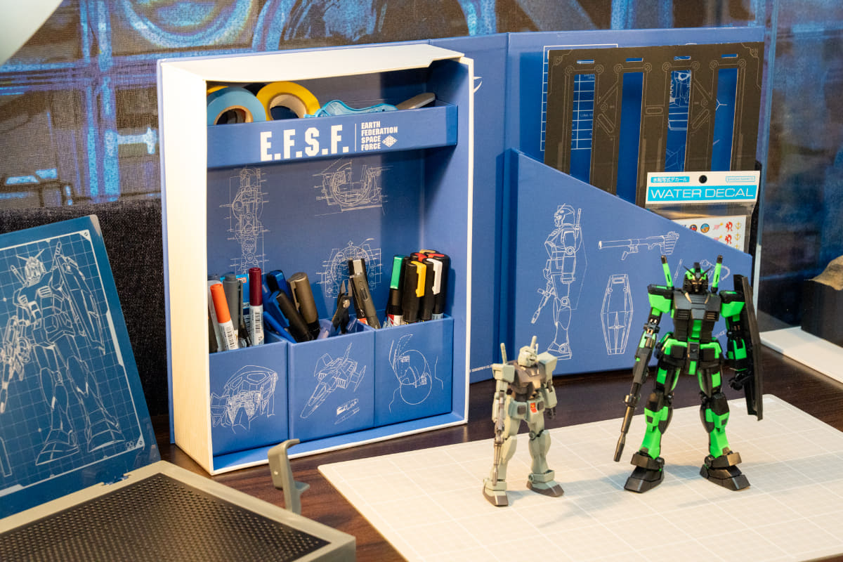 机上には制作をサポートする専用グッズが