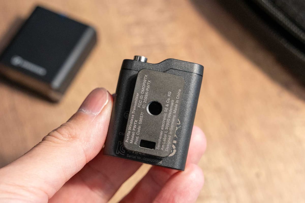 マイク部背面には三脚穴を装備