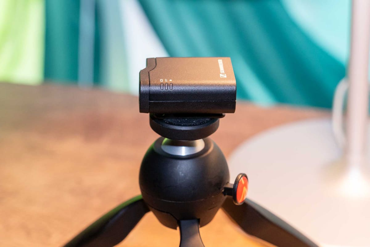 三脚と組み合わせて安定感高く卓上設置することもできる