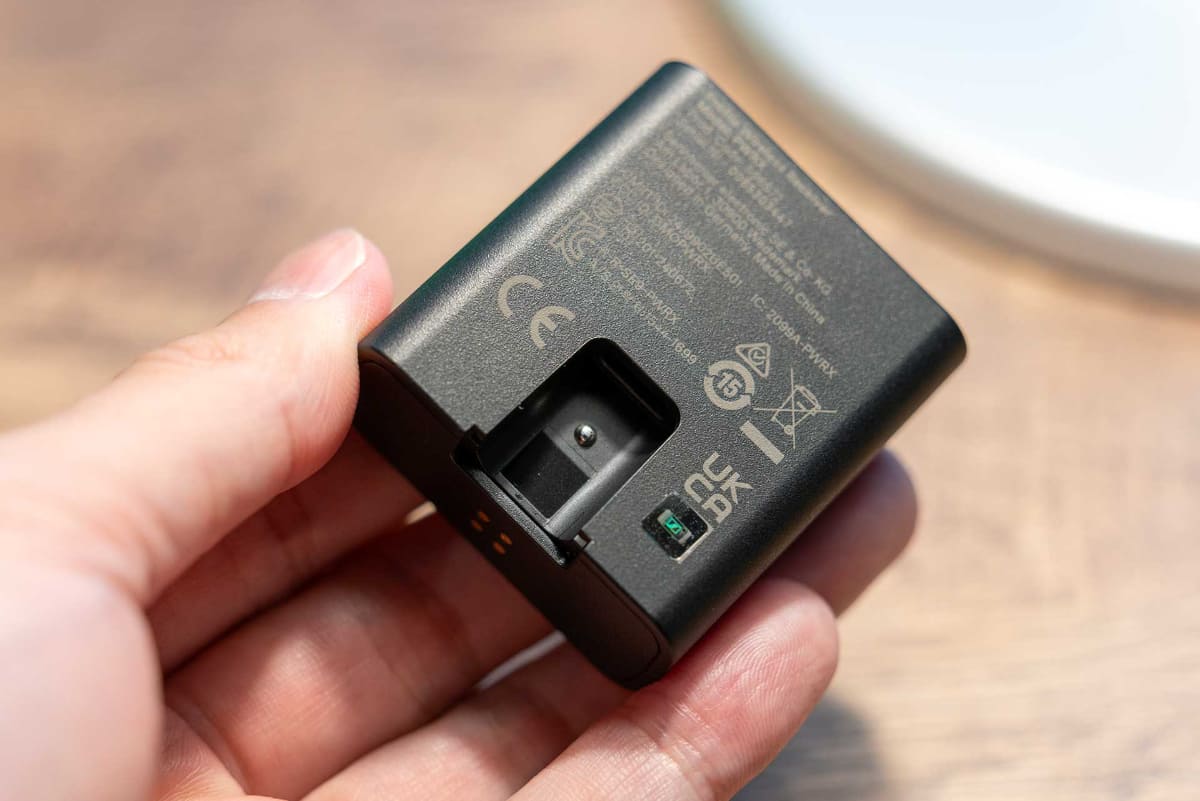 レシーバー背面。くぼんでいる部分に付属のUSB-CコネクタやLightningコネクタなどを接続する