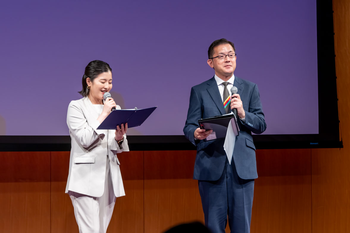 司会の星カオル氏と、NHK コンテンツ戦略局 下要氏(右)