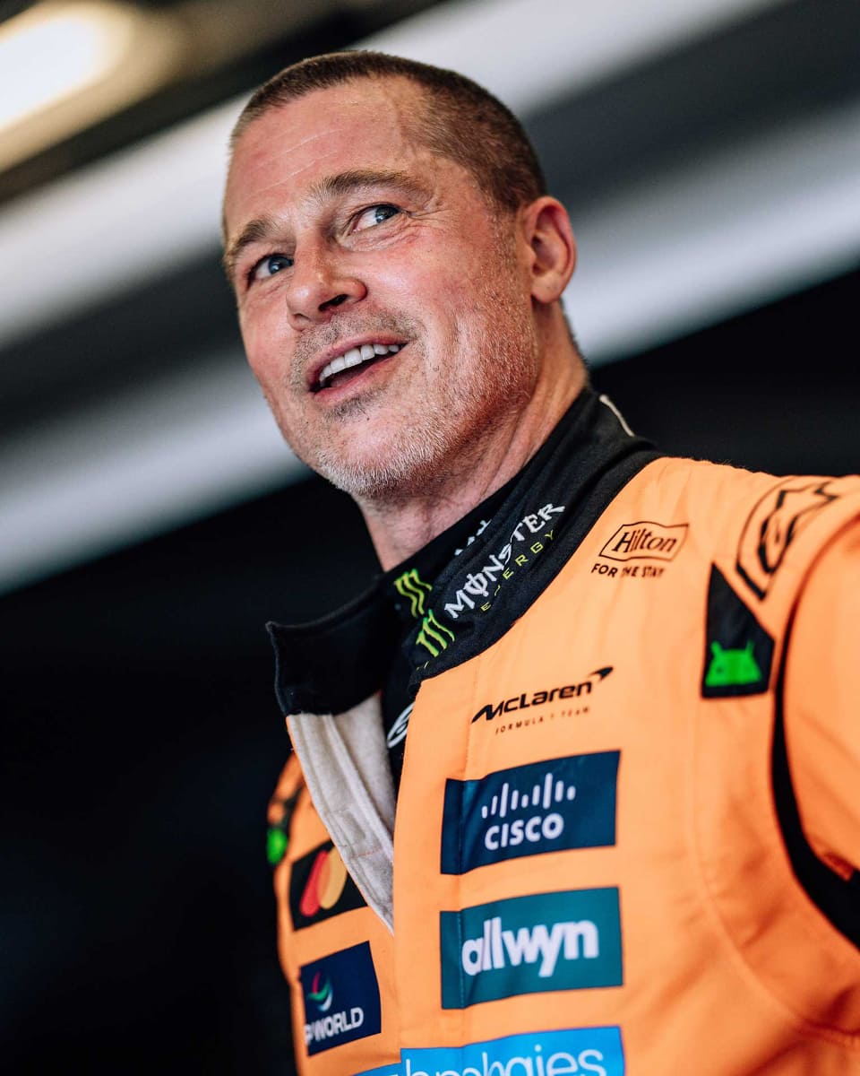 マクラーレンF1のレーシングスーツに身を包んだブラッド・ピット<br><span class="fnt-70">F1公式Xより</span>