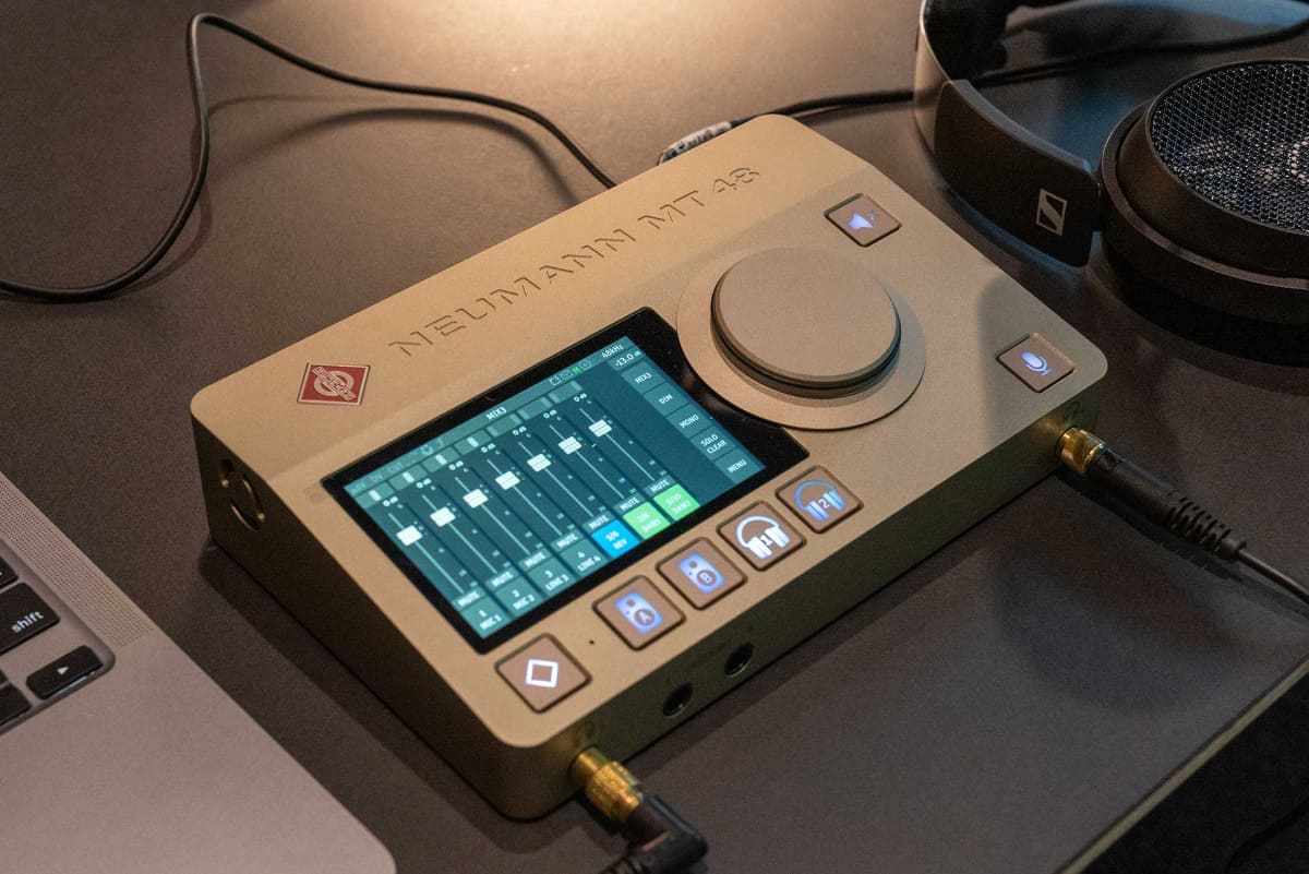 イベント会場には高木氏が実際に使っている編集機材としてゼンハイザー「HD490 PRO」とノイマンのオーディオインターフェース「MT 48」も展示された