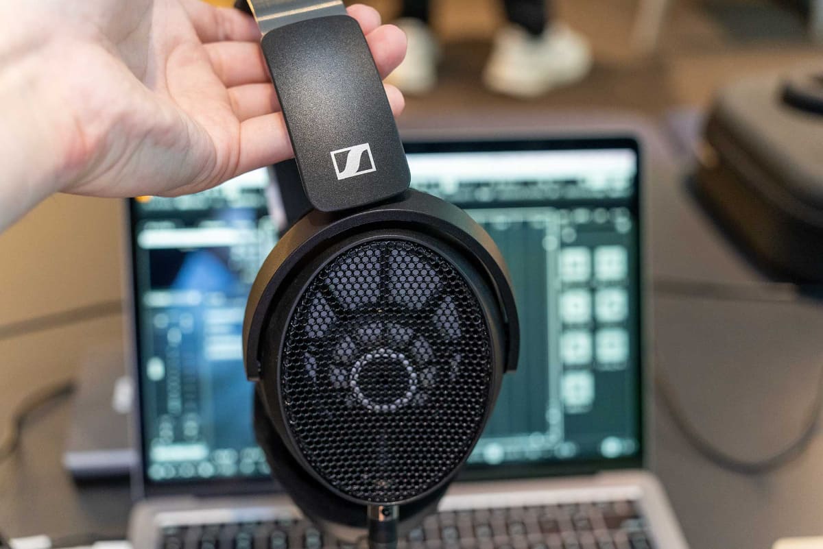 イベント会場には高木氏が実際に使っている編集機材としてゼンハイザー「HD490 PRO」とノイマンのオーディオインターフェース「MT 48」も展示された