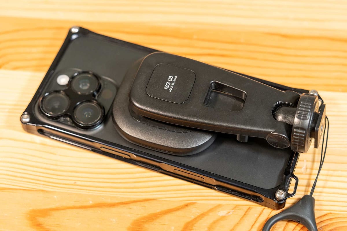 iPhone 16 Proに「「MG-03」を装着したところ。