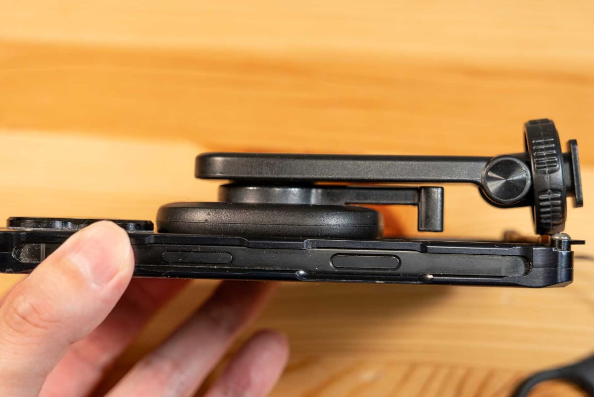 MagSafeマウント部に高さがあるので、バンパーケースとも干渉せず使用できる