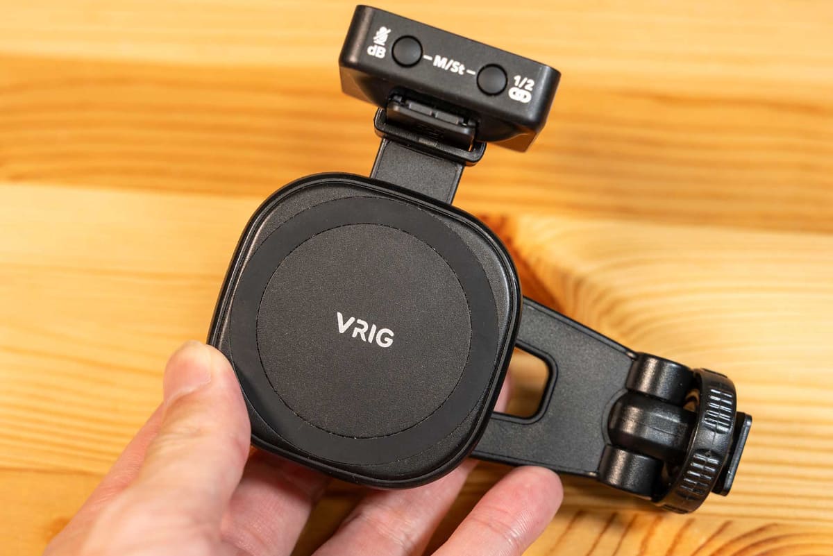 マウント部は90度ずつ回転でき、コールドシューにアクセサリーを装着できる