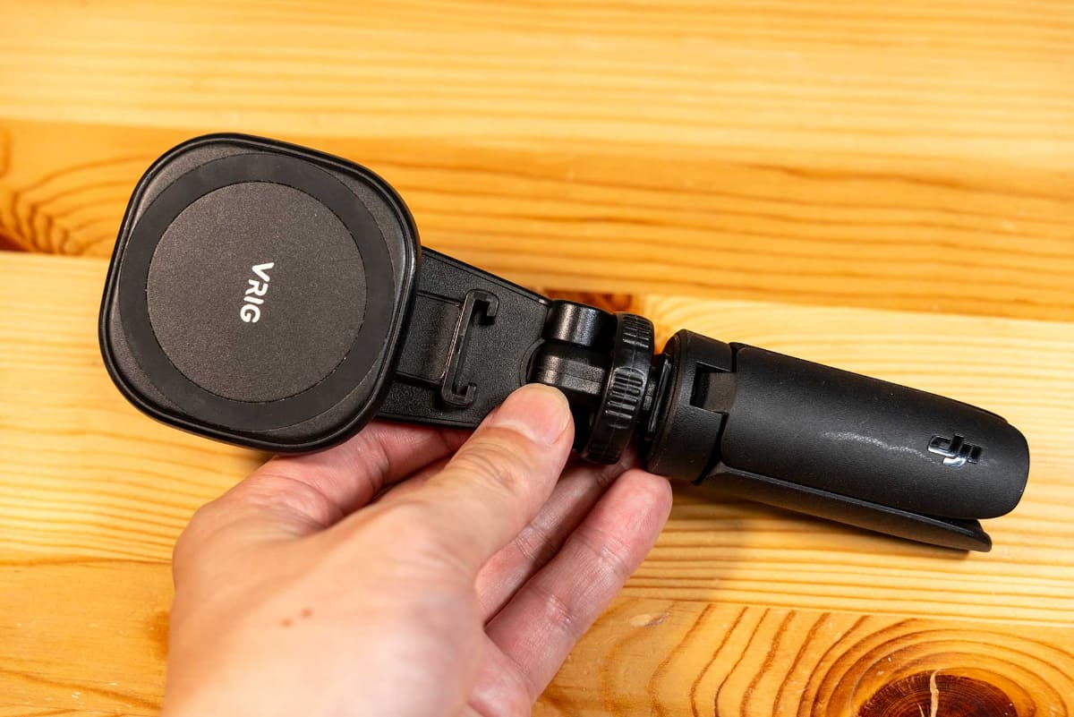 ふだんはミニ三脚と組み合わせて携帯している