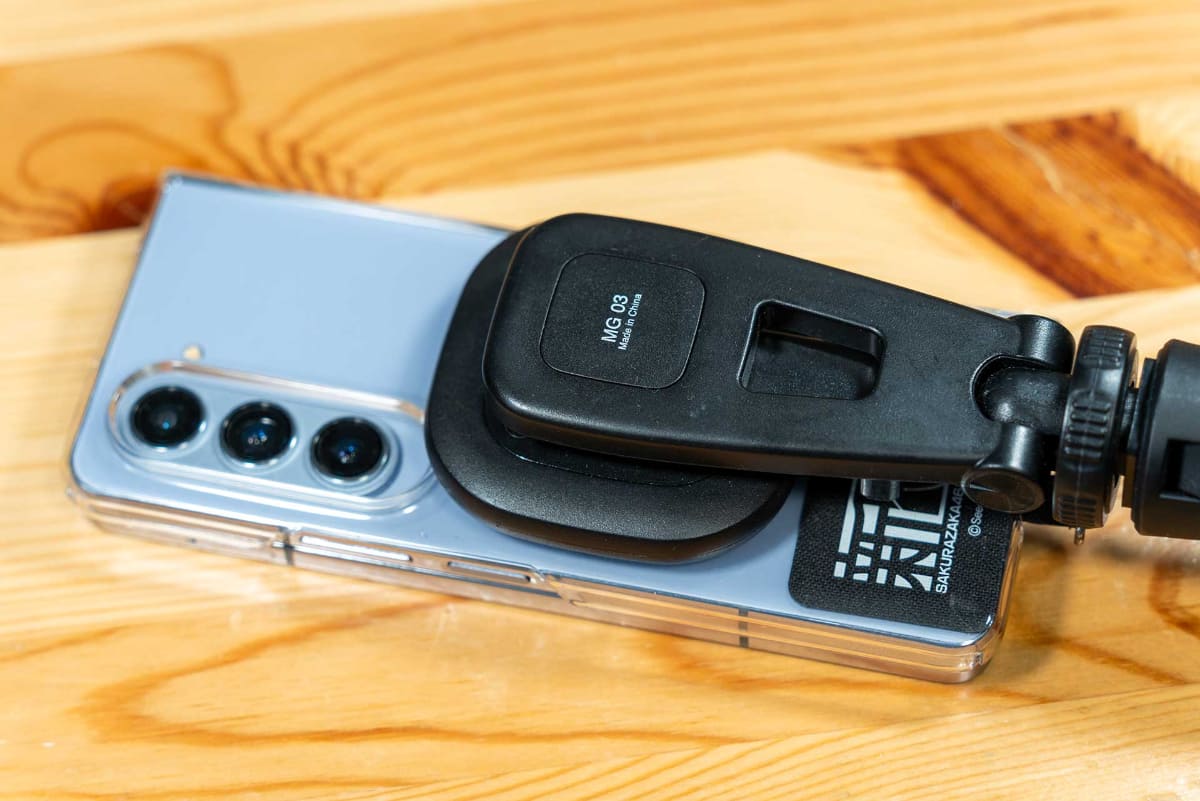 MagSafe用リング付きケースを使えばAndroidでも使用可能。画像はリング付きケースを装着したGalaxy Z Fold 5と組み合わせたところ