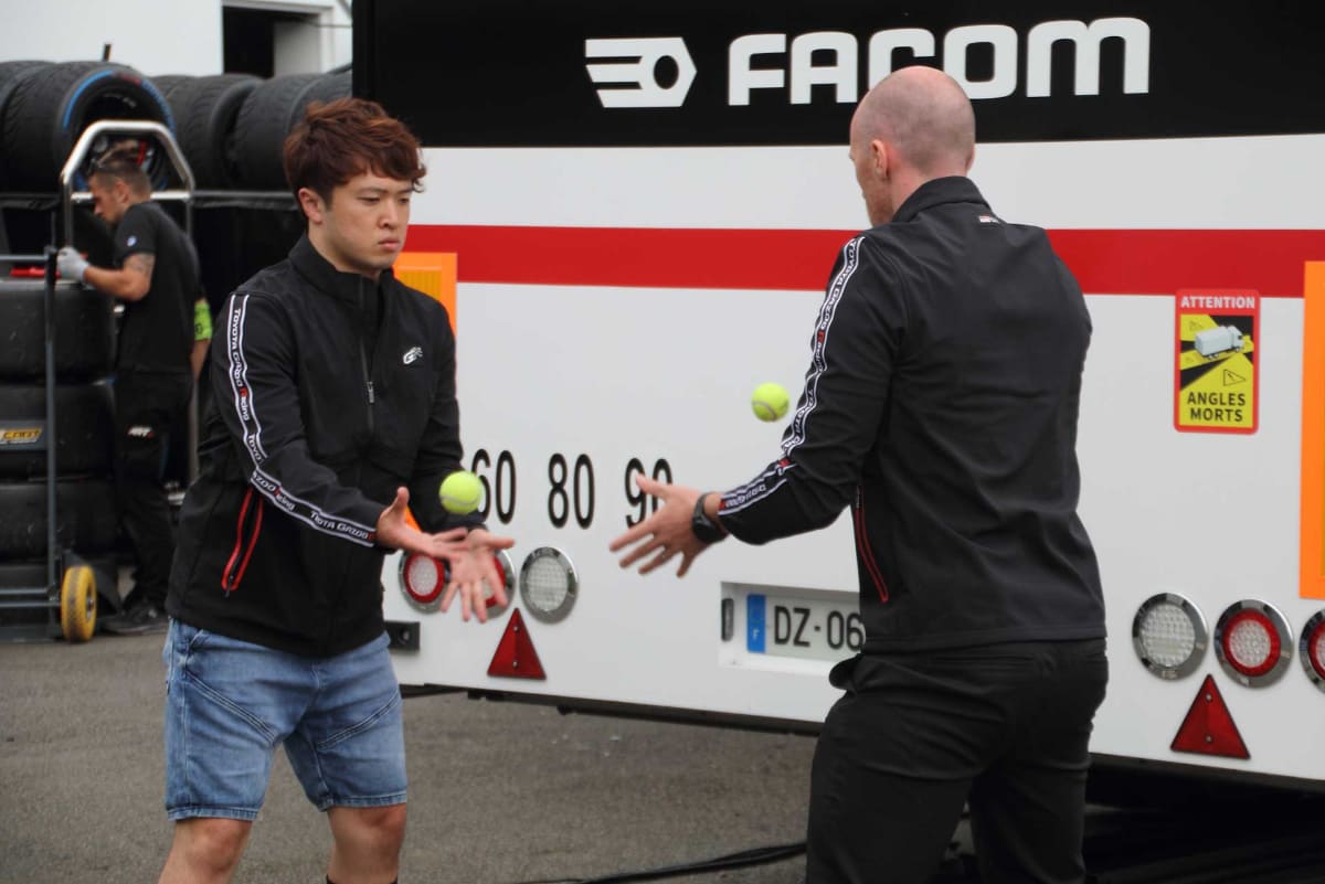 FIA-F2に参戦している宮田莉朋(左)もテニスボールを使ったウォーミングアップを行なっていた<br><span class="fnt-70">(C)Tomohiro Yoshita</span>