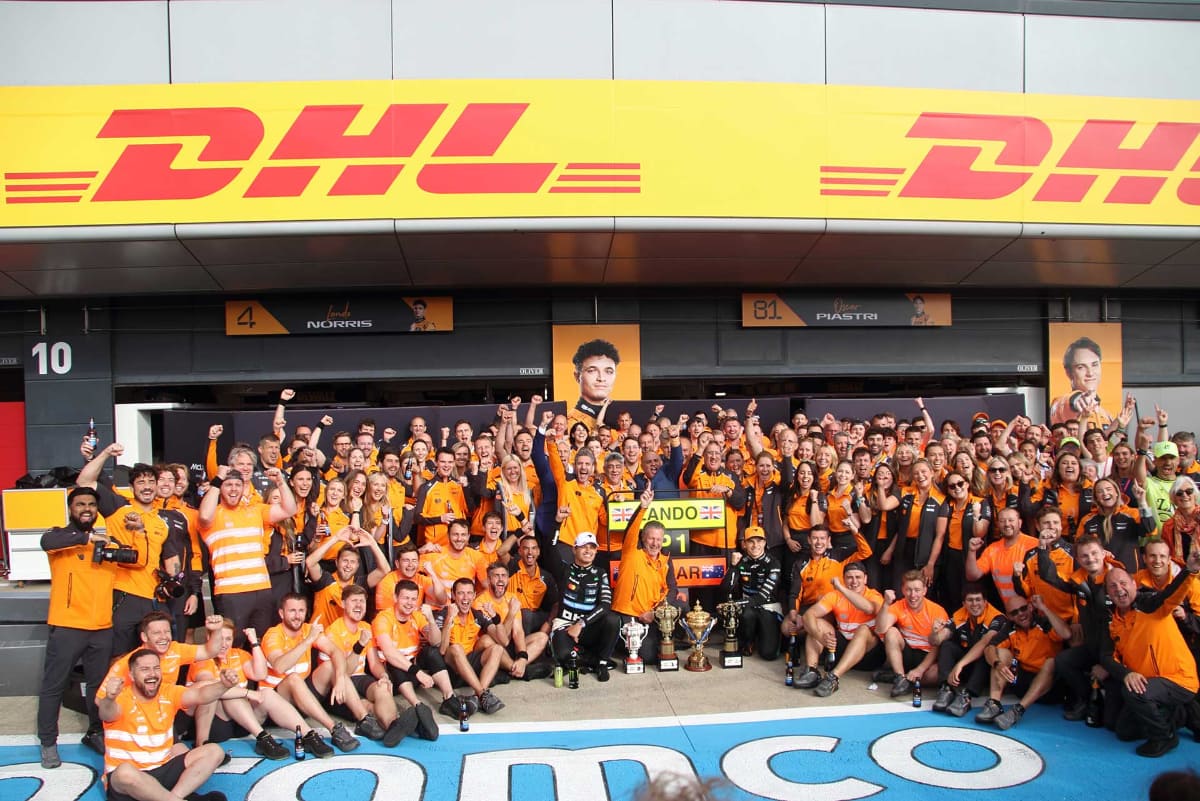 2025年のF1イギリスGPで優勝したマクラーレン。レース後は現地のチームスタッフ全員で記念撮影を行なう<br><span class="fnt-70">(C)Tomohiro Yoshita</span>