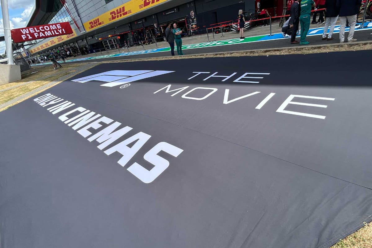 サーキットにも大きく映画「F1(R)／エフワン」のロゴが<br><span class="fnt-70">(C)Tomohiro Yoshita</span>