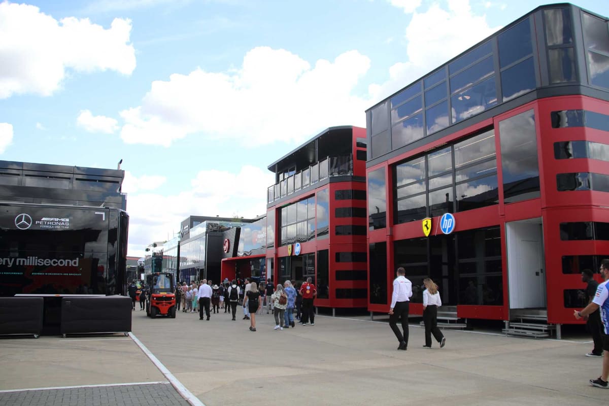 パドックには「モーターホーム」と呼ばれる巨大な建物が建ち並ぶ<br><span class="fnt-70">(C)Tomohiro Yoshita</span>