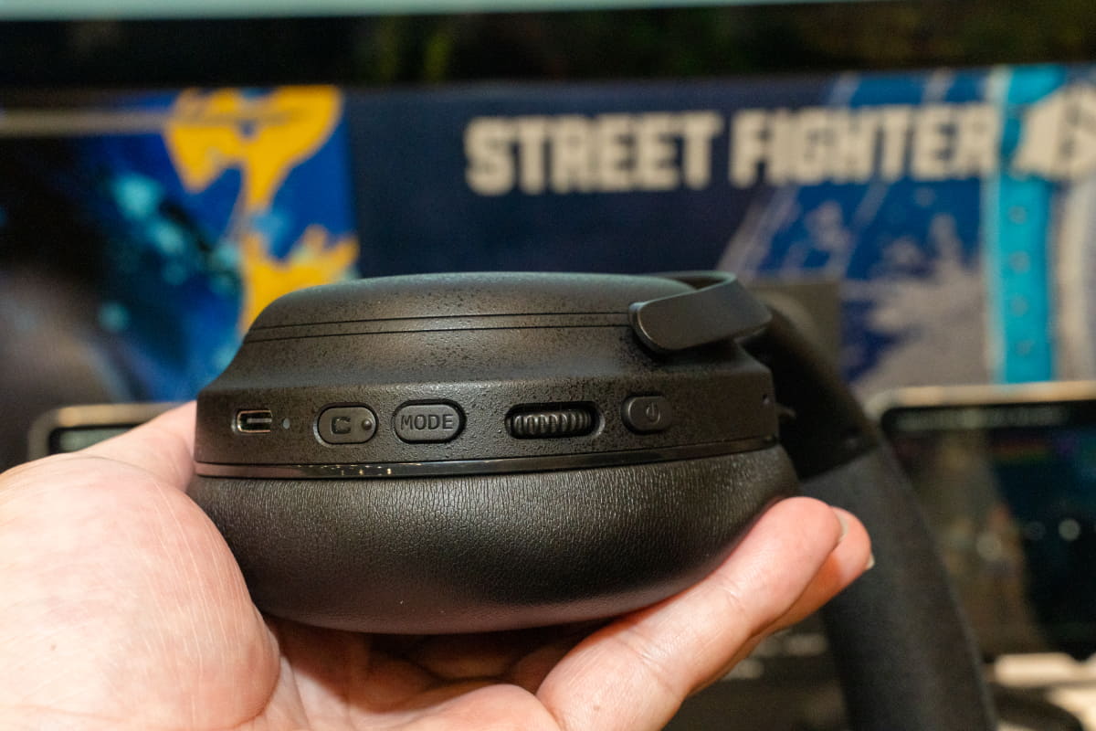 「C」のボタンで足跡モードに変更できる。Bluetooth/USBを切り替えるMODEボタン、ボリュームダイヤル、電源ボタンを備えている