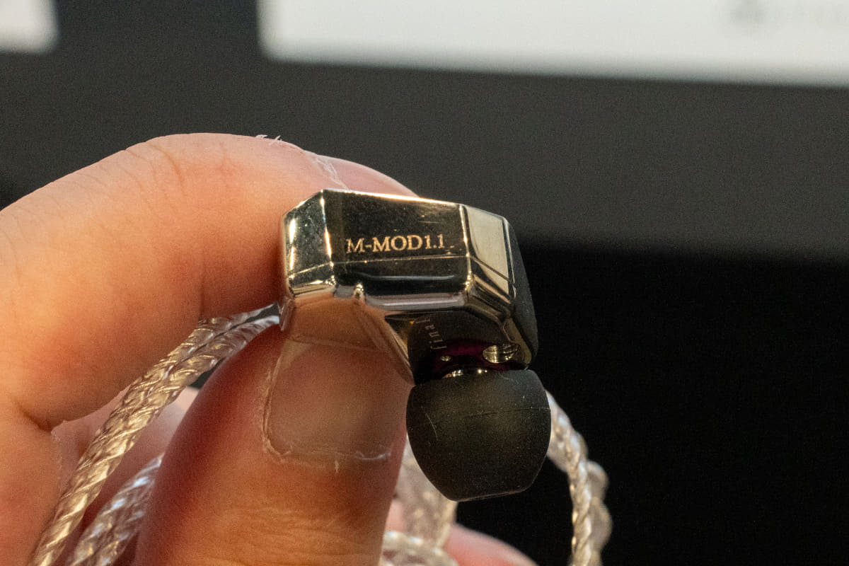 側面にモデル名も刻印されている