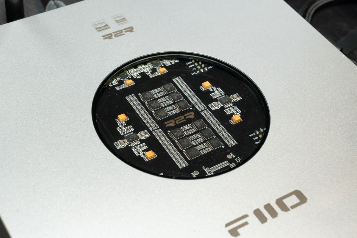 製品版は仕様が変わる可能性があるが、天面から基盤の一部が見えるようになっている