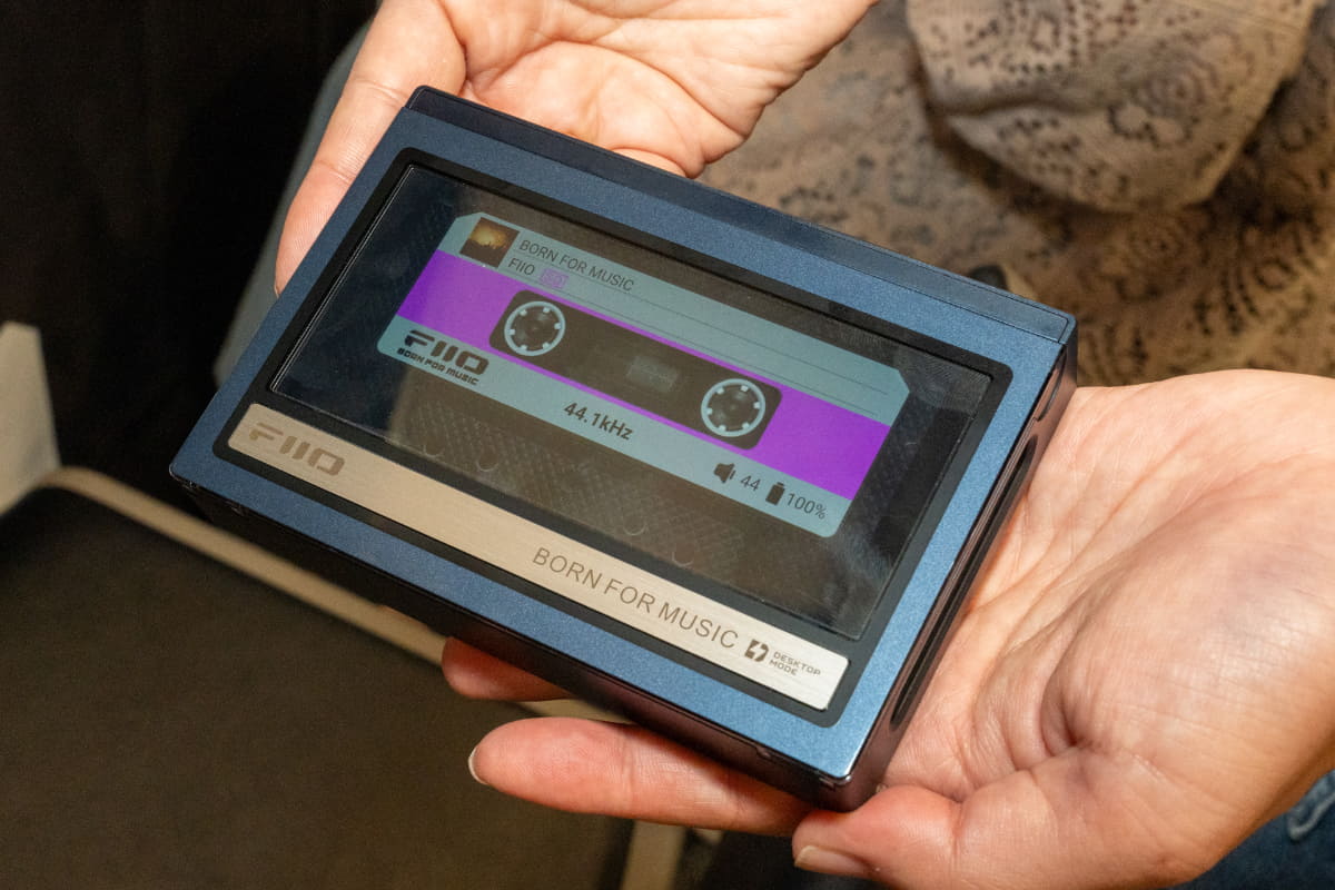 ボタン操作となるため、ケースを閉じて使用する