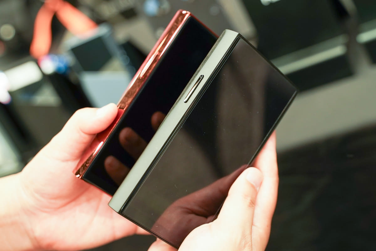 左が「R8 II」、右が「R8 II with the aluminum alloy frame」