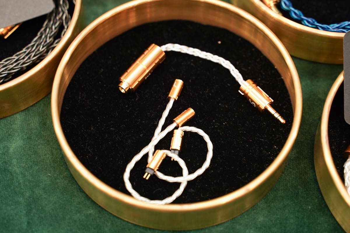 変換ケーブルなども作られている