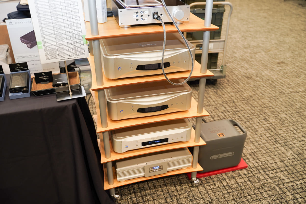開発中の据置ヘッドフォンアンプも接続された、ハイエンドな据置機器を使った試聴環境を用意