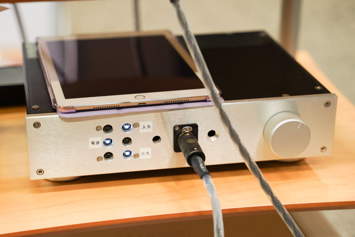 開発中の据置ヘッドフォンアンプも接続された、ハイエンドな据置機器を使った試聴環境を用意