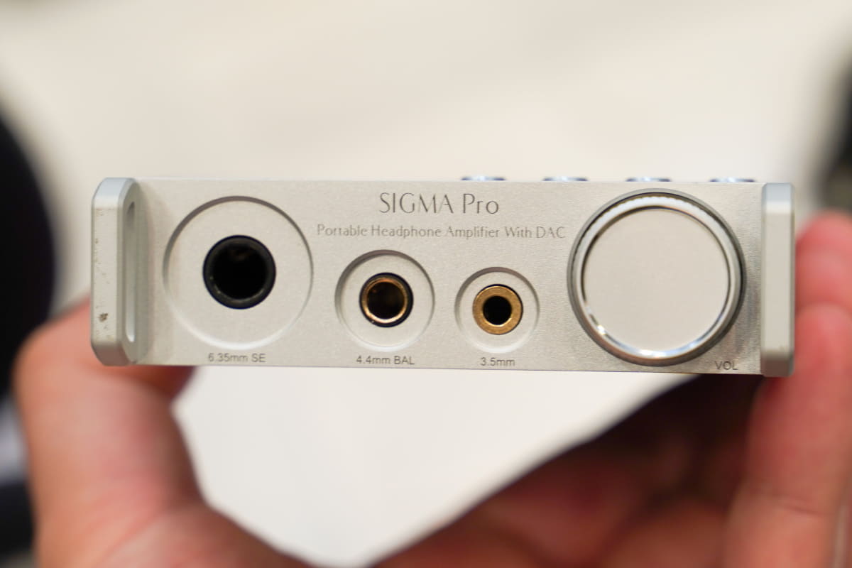 SIGMA Proの前面と背面