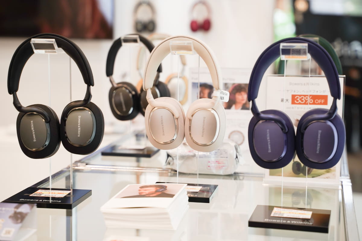 ディーアンドエムホールディングスのブースでは、Bowers & Wilkinsの最上位ワイヤレスヘッドフォン「Px8」や、プレミアムヘッドフォン「Px7 S2e」、イヤフォンの「Pi6」などを出展。ヘッドフォンと組み合わせるファッションの提案も行なっている