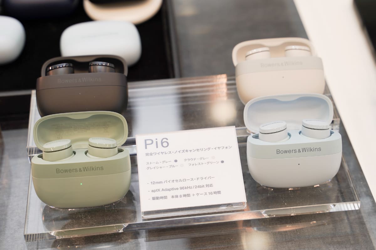 ディーアンドエムホールディングスのブースでは、Bowers & Wilkinsの最上位ワイヤレスヘッドフォン「Px8」や、プレミアムヘッドフォン「Px7 S2e」、イヤフォンの「Pi6」などを出展。ヘッドフォンと組み合わせるファッションの提案も行なっている