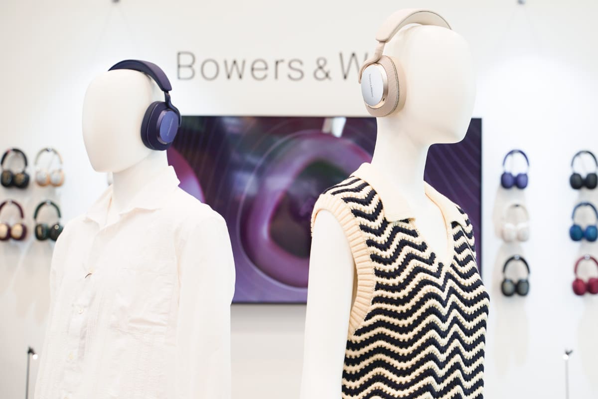 ディーアンドエムホールディングスのブースでは、Bowers & Wilkinsの最上位ワイヤレスヘッドフォン「Px8」や、プレミアムヘッドフォン「Px7 S2e」、イヤフォンの「Pi6」などを出展。ヘッドフォンと組み合わせるファッションの提案も行なっている