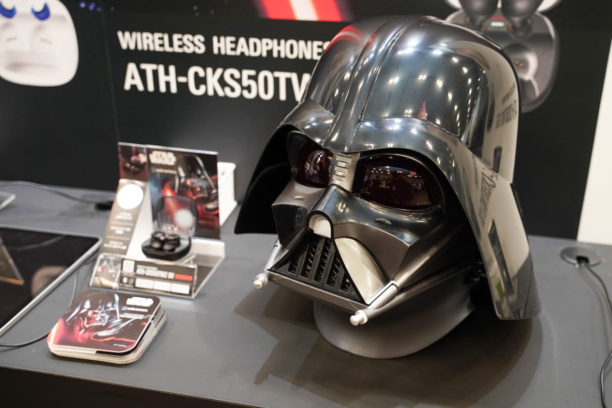 「スター・ウォーズ」をモチーフにした完全ワイヤレスイヤフォン「ATH-CKS50TW2」なども展示されている