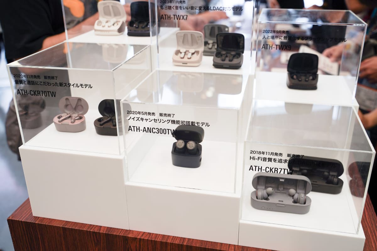オーディオテクニカブースでは、11日に発売されたばかり、完全ワイヤレスイヤフォンのフラッグシップ「ATH-TWX9」が注目を集めている。過渡特性に着目し、高音域から中低域まで圧倒的な高感度で再生できる新ドライバー「Pure Motion Driver」を開発・搭載しているのが特徴。歴代モデルも展示されている