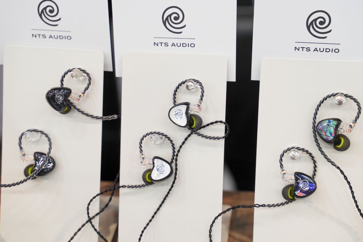 NTSのユニバーサルイヤフォン。左から「ONE」、「TWO」、「THREE」