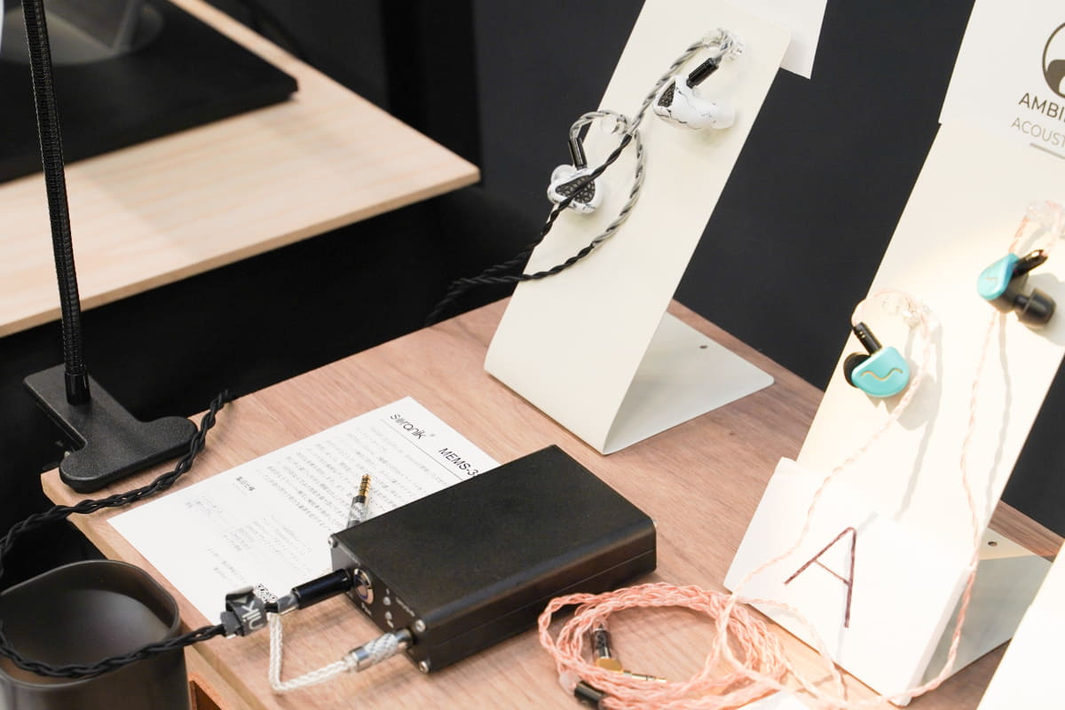 Soranikのイヤフォン「MEMS-3S 2025」。下にあるのがポータブル・エナジャイザー