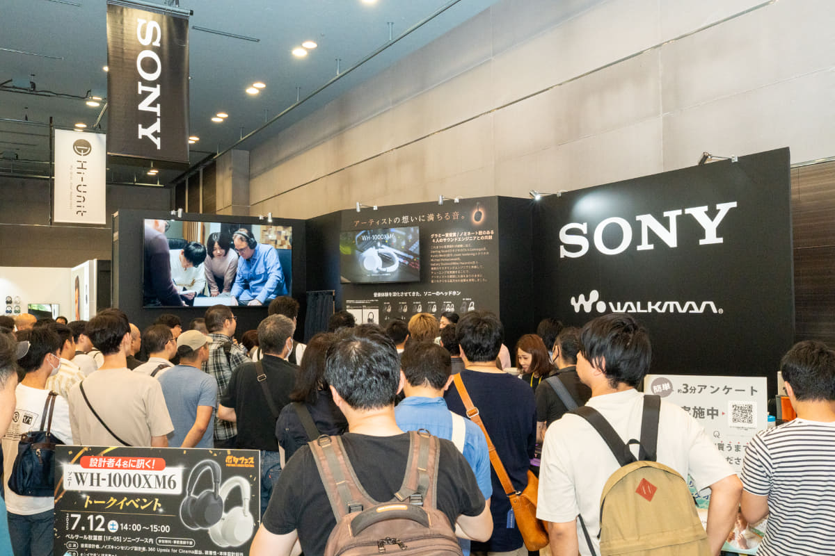 ソニーブースには人だかりが……