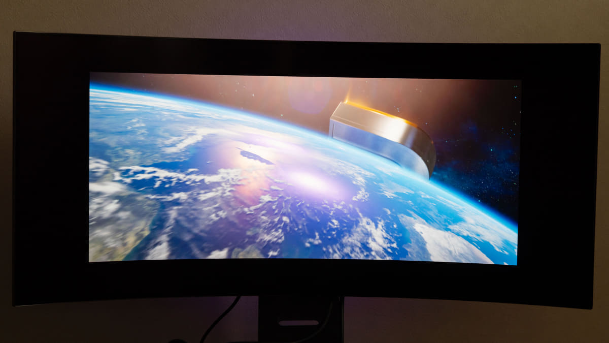 レターボックス記録された映画コンテンツは、このような表示になってしまう。21:9画面の全域に正しいアペスクトで表示する「シネマ1」モードがカットされたことの弊害