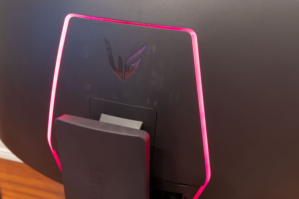 「Hexagon Lighting」有効時、ディスプレイ背面が筋状に光る。無効化も可能