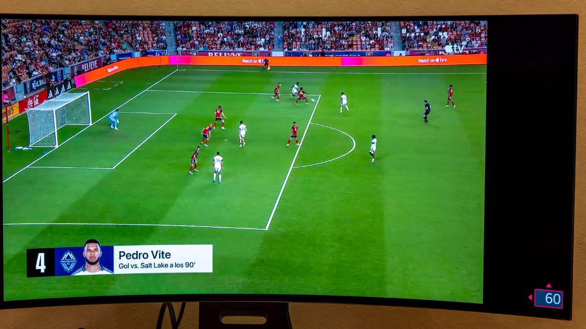 右下にFPSカウンターを表示した例。「VRR/AdaptiveSync」機能が活用されていない場合は、固定されたリフレッシュレート値が表示されるだけ