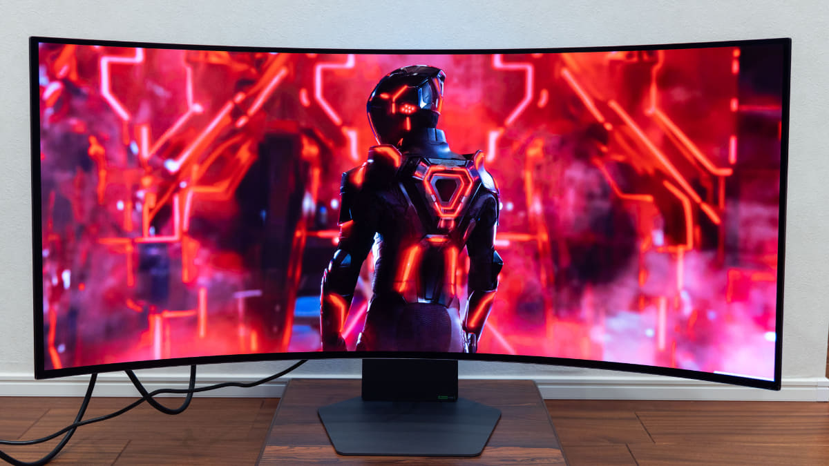 ベゼルはそれなりに狭め