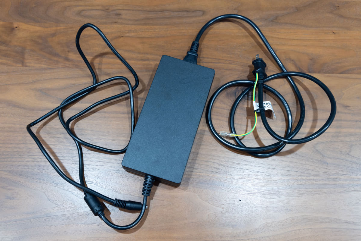 巨大な専用ACアダプタ。最大出力はハイエンド級ゲーミングノートPC用と同クラスの360W!