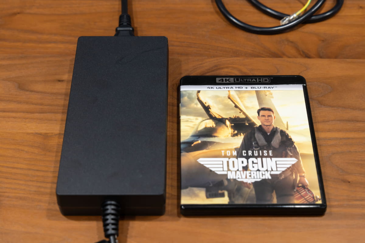 巨大な専用ACアダプタ。最大出力はハイエンド級ゲーミングノートPC用と同クラスの360W!