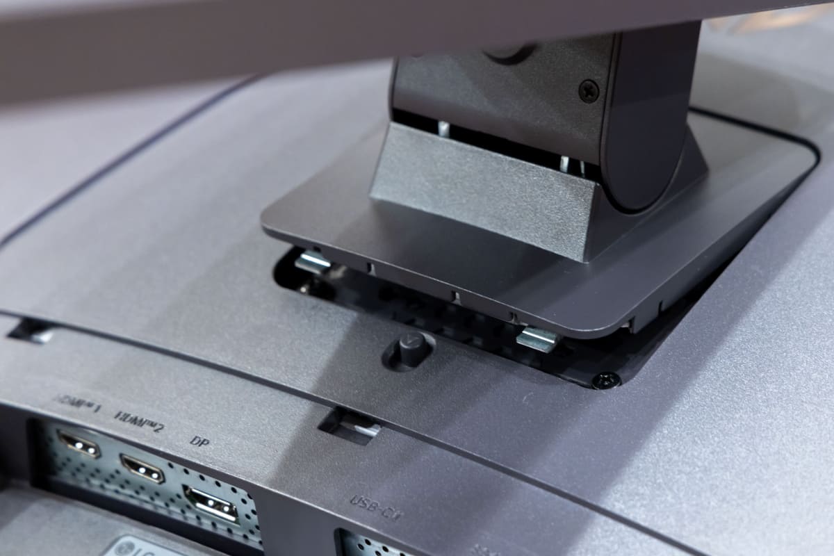 支柱部とディスプレイ部との固定は、ネジ留めなしのワンタッチ合体ロック方式