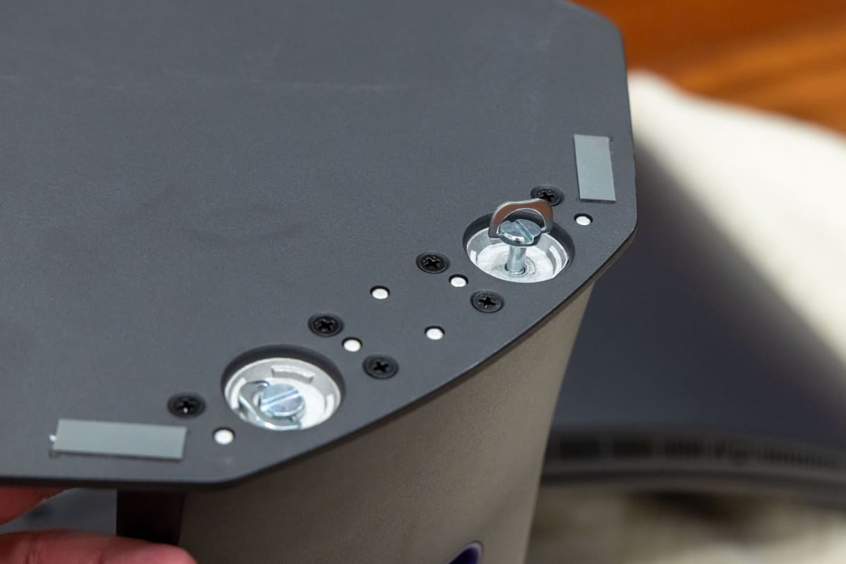 底面と支柱部はネジ留めで固定