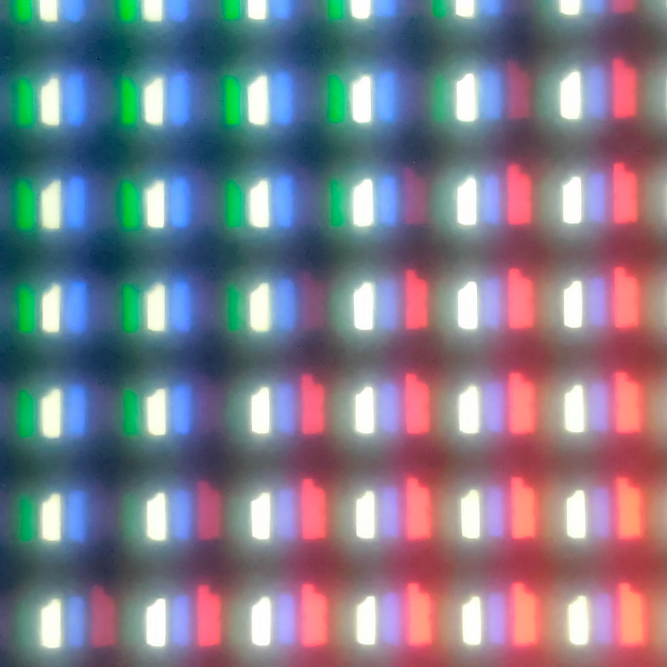 映像パネルの顕微鏡写真。RGBWの各サブピクセルの中で最も面積が大きいのは赤