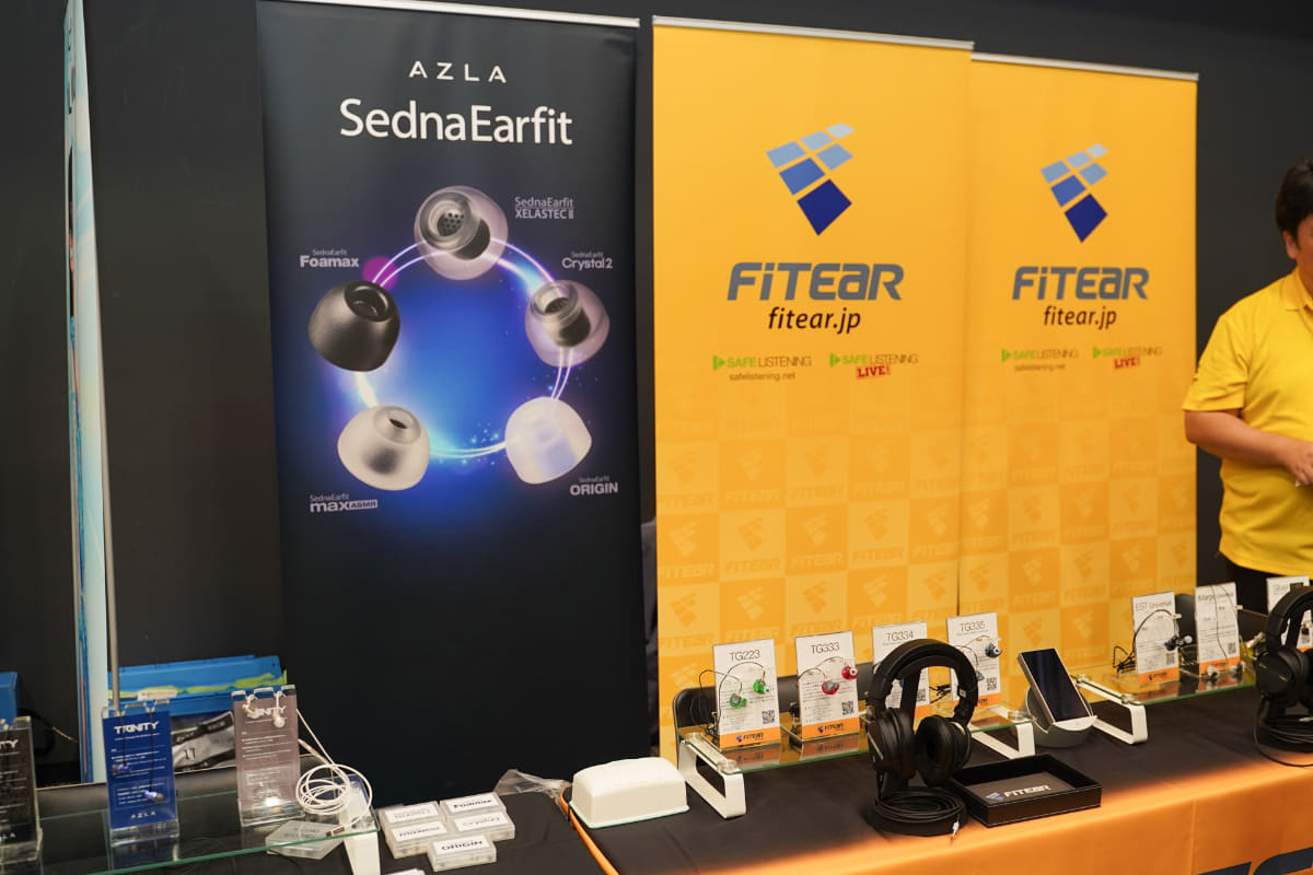 アユートブースの中にFitEarのブースが