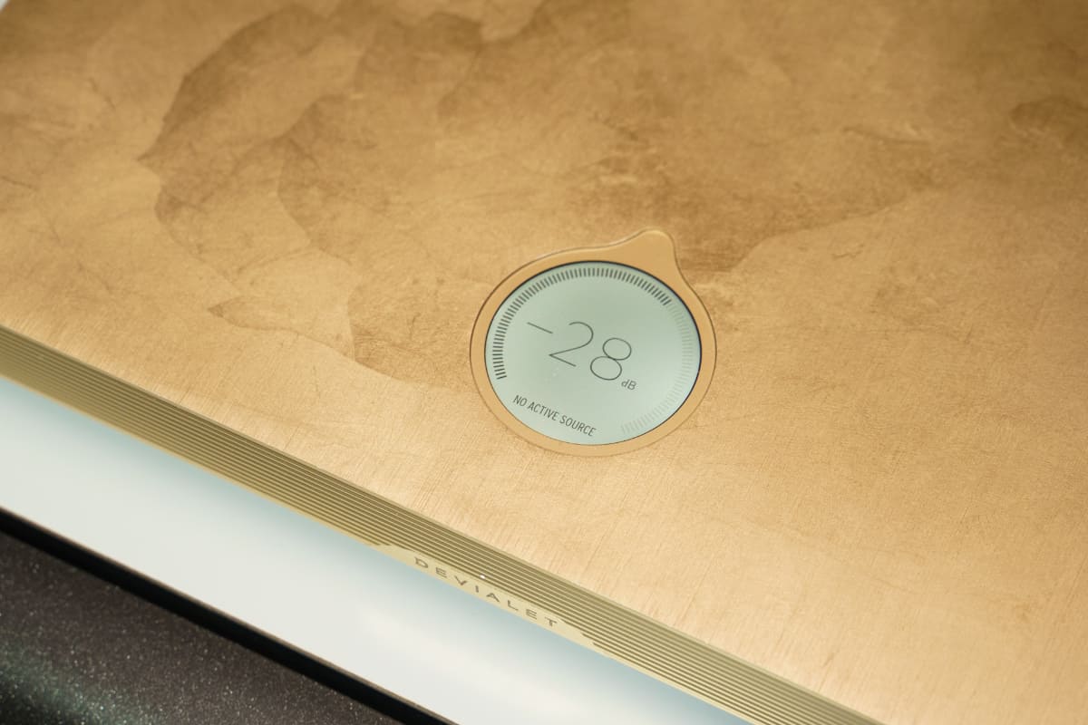 金箔仕上げのDevialet Astra Opéra de Paris。光の当たり方によって、見え方が変化する