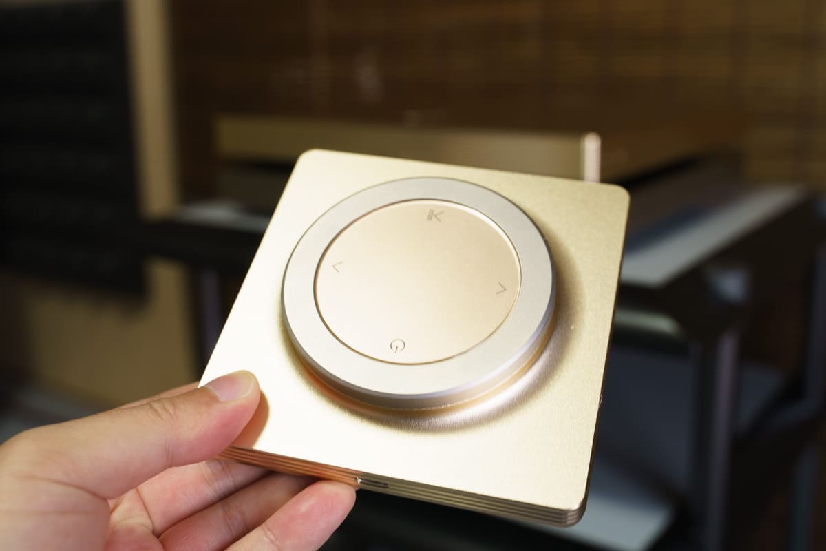 Bluetoothリモコンも付属している